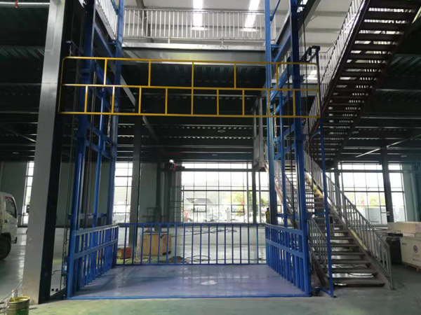 調試完成的液壓升降機 調試完成的液壓升降機